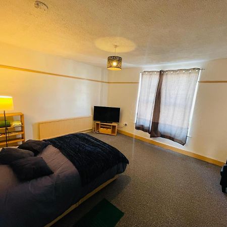 Shous Guest House Emersons Green 外观 照片